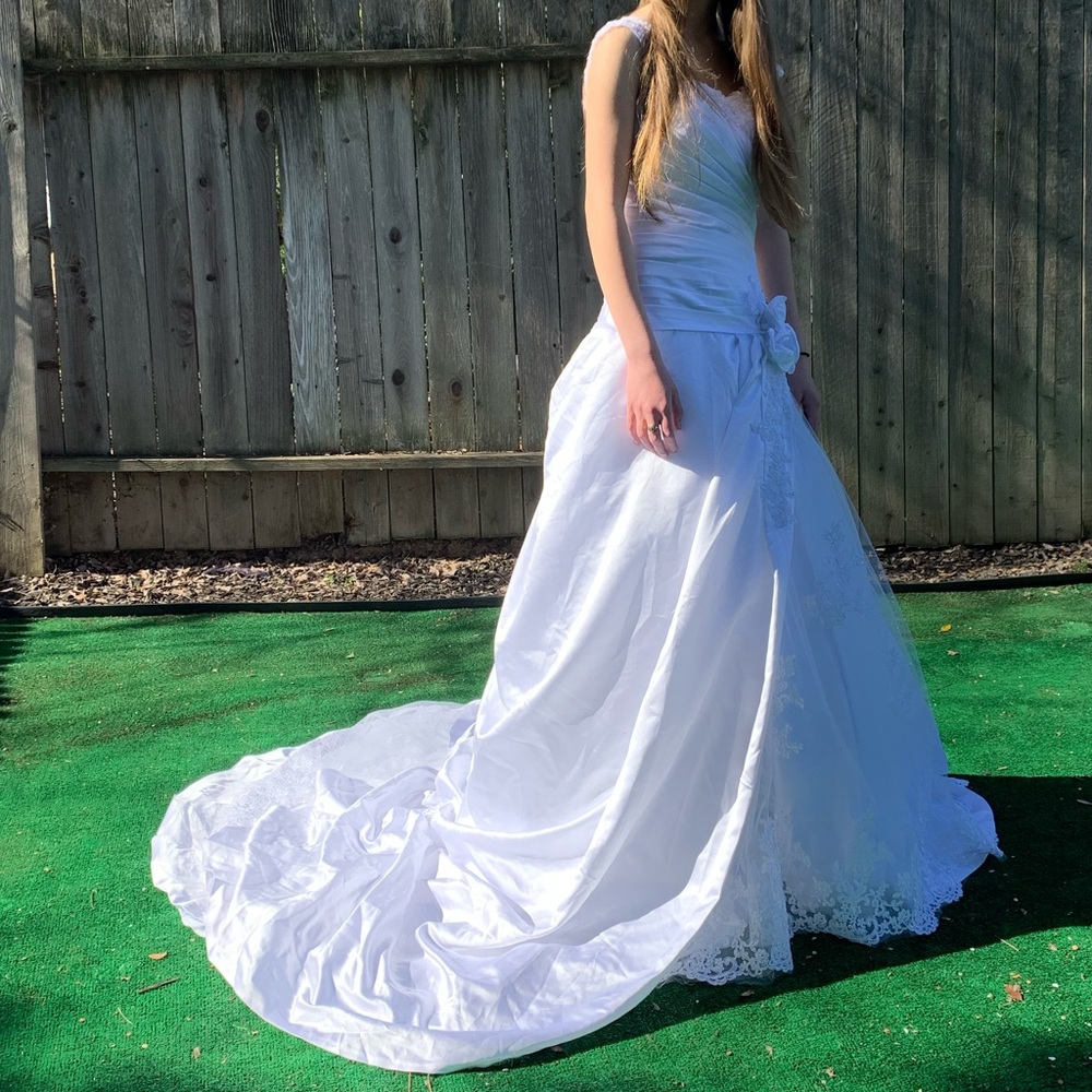 JJ’s House WEDDING DRESS - Picture 4 of 8